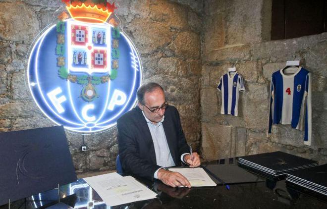 合影少一人，PFA英超年度最佳阵获奖者仅伊萨克缺席颁奖典礼